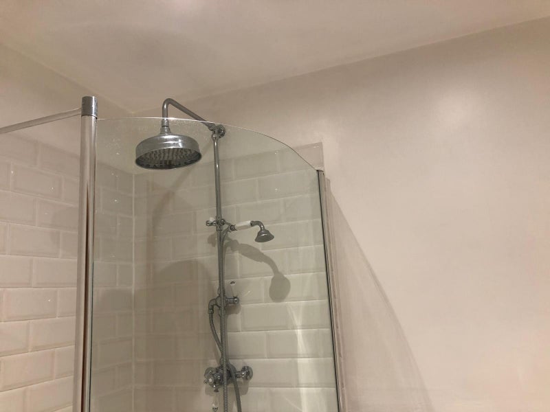 Room Mead Way in Greater London