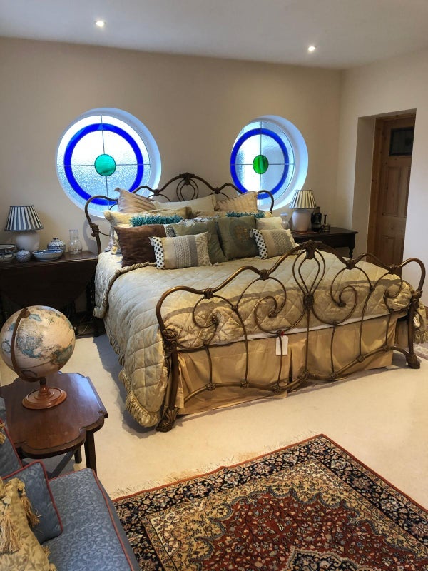 Room Mead Way in Greater London