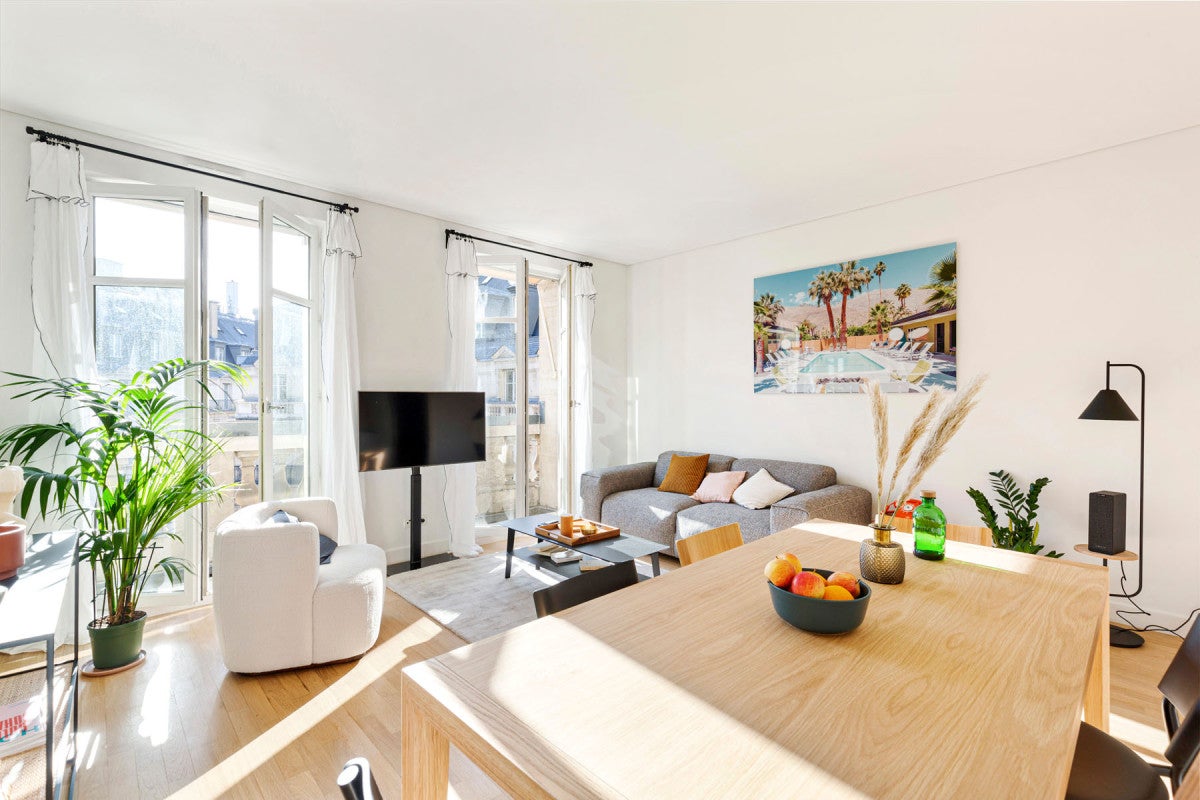 Flat Place Édouard VII in Paris