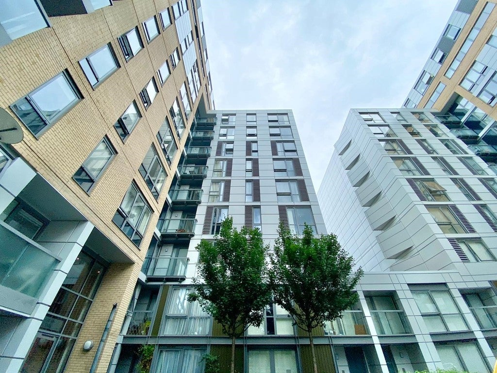 Flat Dowells Street in Greater London