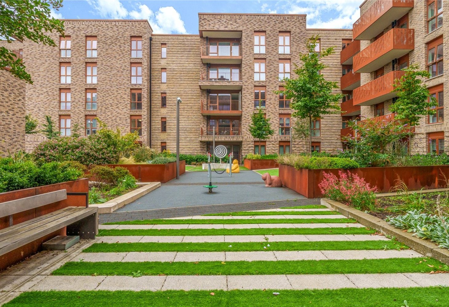 Flat Fresh Wharf Road in Greater London