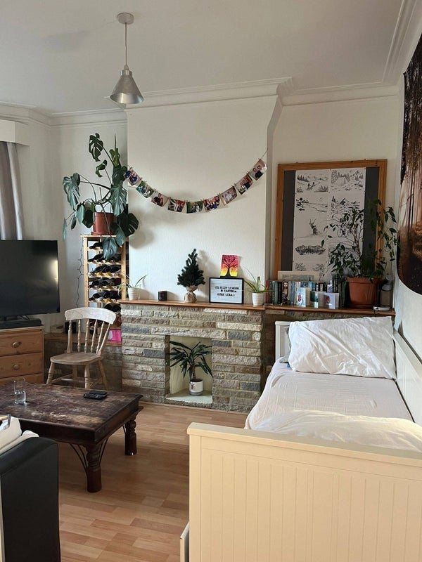 Room Caxton Road in Greater London