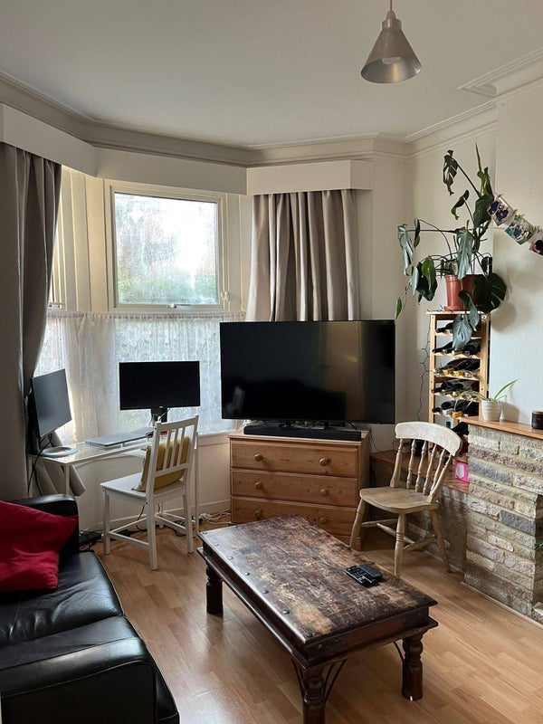 Room Caxton Road in Greater London