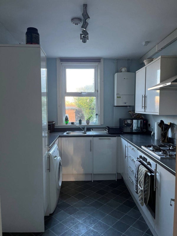 Room Caxton Road in Greater London