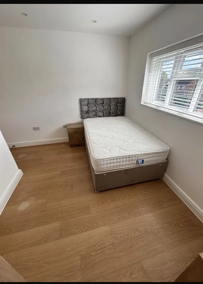 Room Dunnock Drive in Greater London