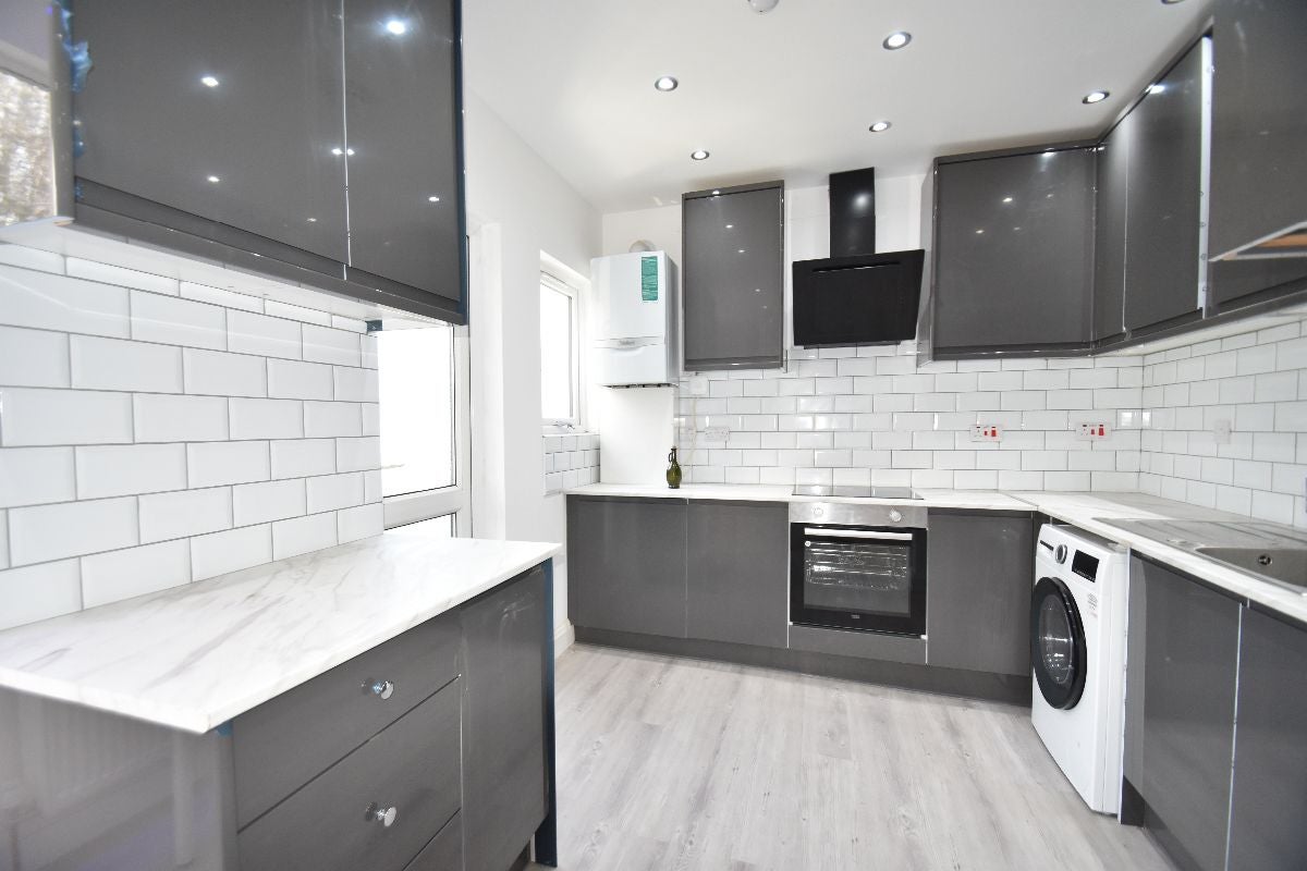 Flat Eastfields Road in Greater London