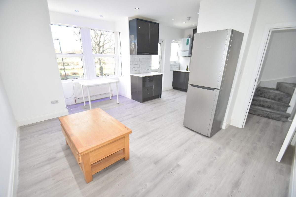 Flat Eastfields Road in Greater London