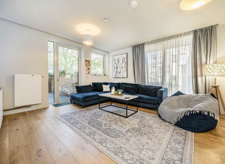 Flat Durham Wharf Drive in Greater London