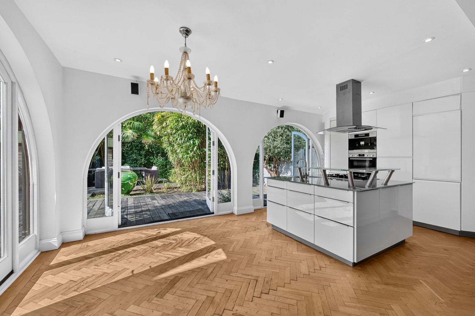 Flat Keswick Road in Greater London