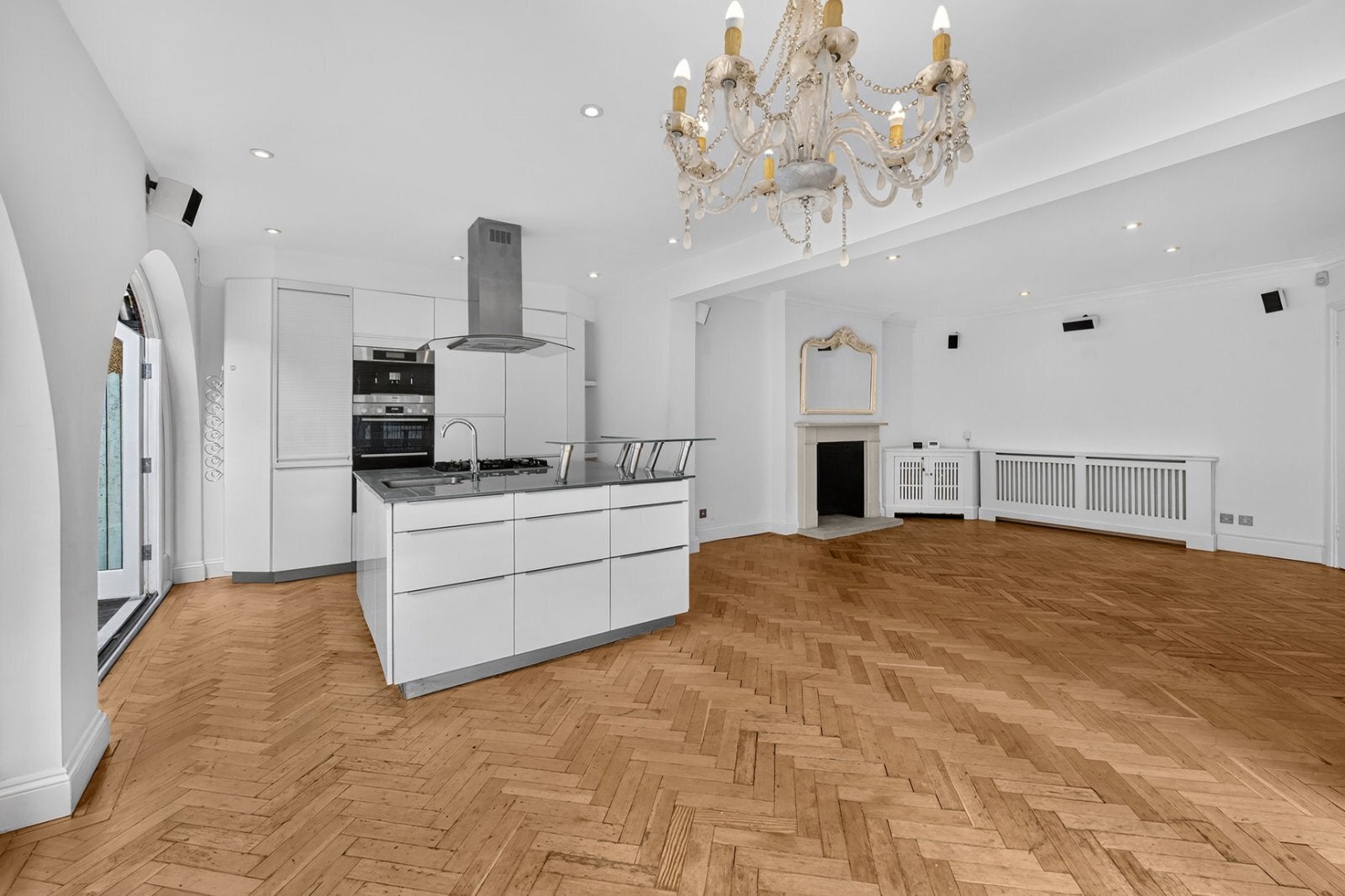 Flat Keswick Road in Greater London