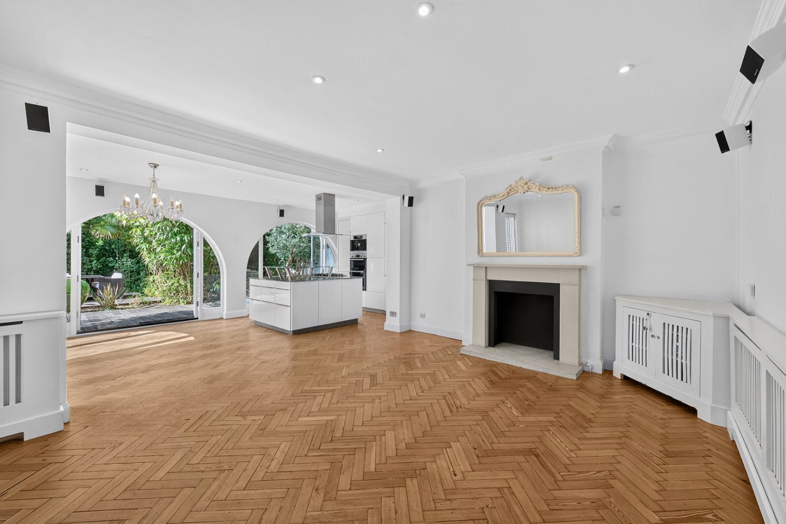 Flat Keswick Road in Greater London