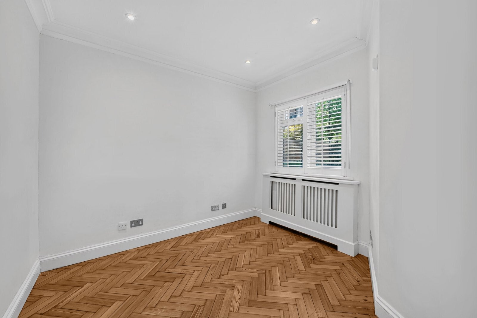 Flat Keswick Road in Greater London