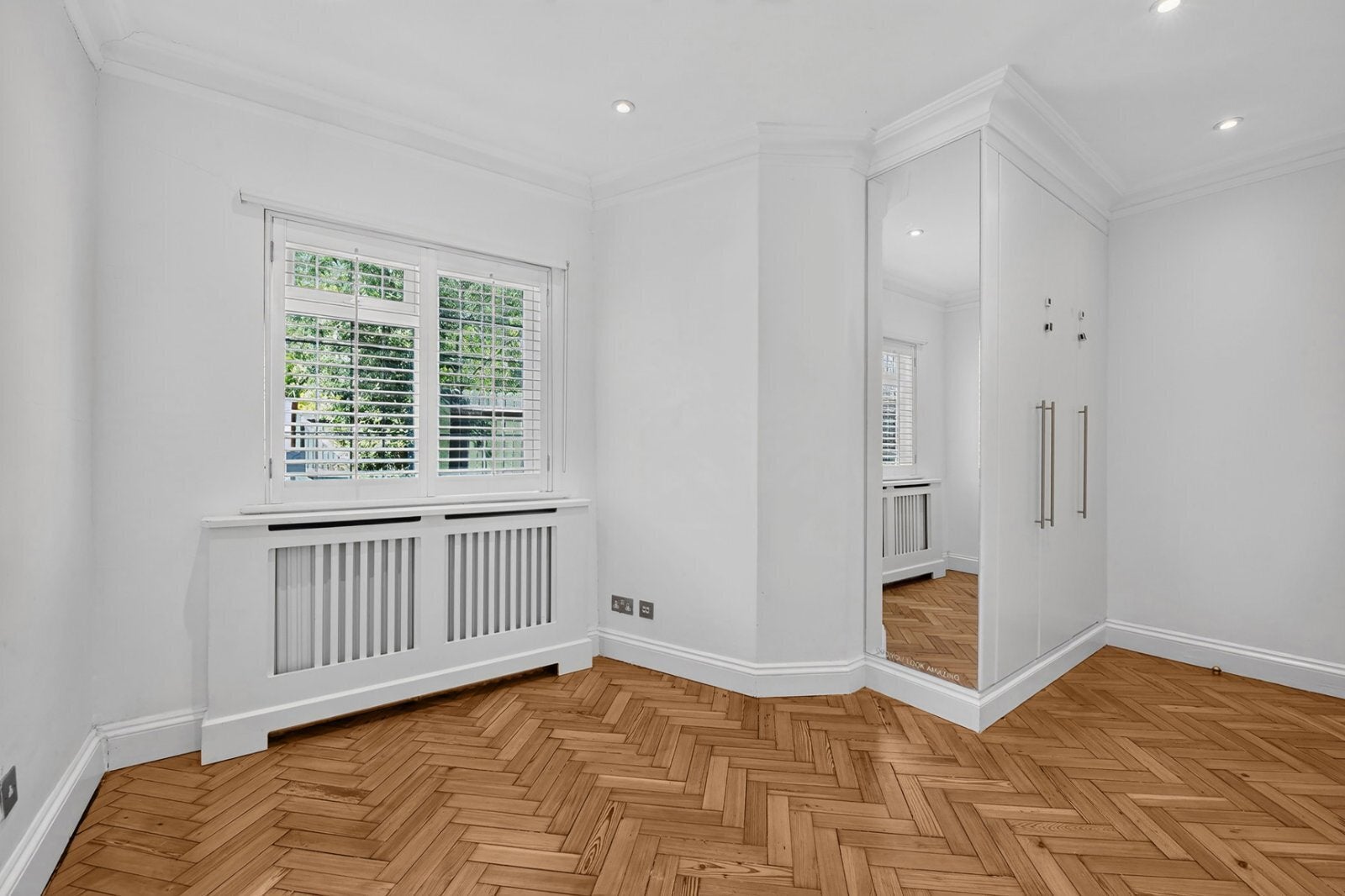 Flat Keswick Road in Greater London