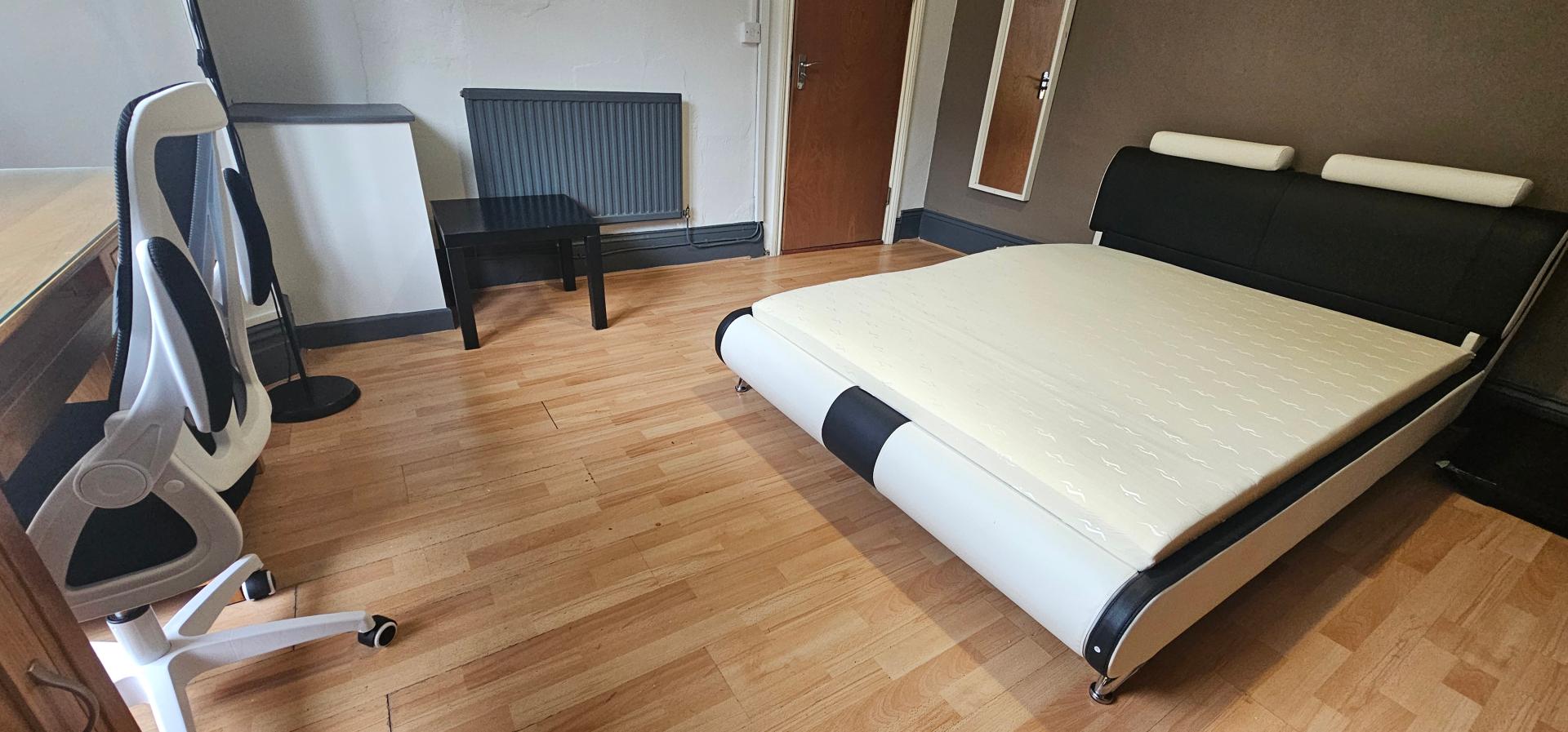 Room King Edward Road in Swansea