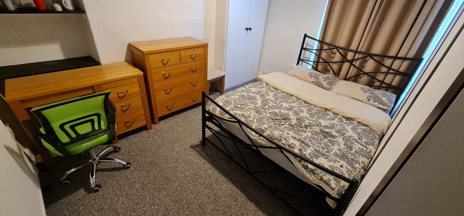 Room King Edward Road in Swansea