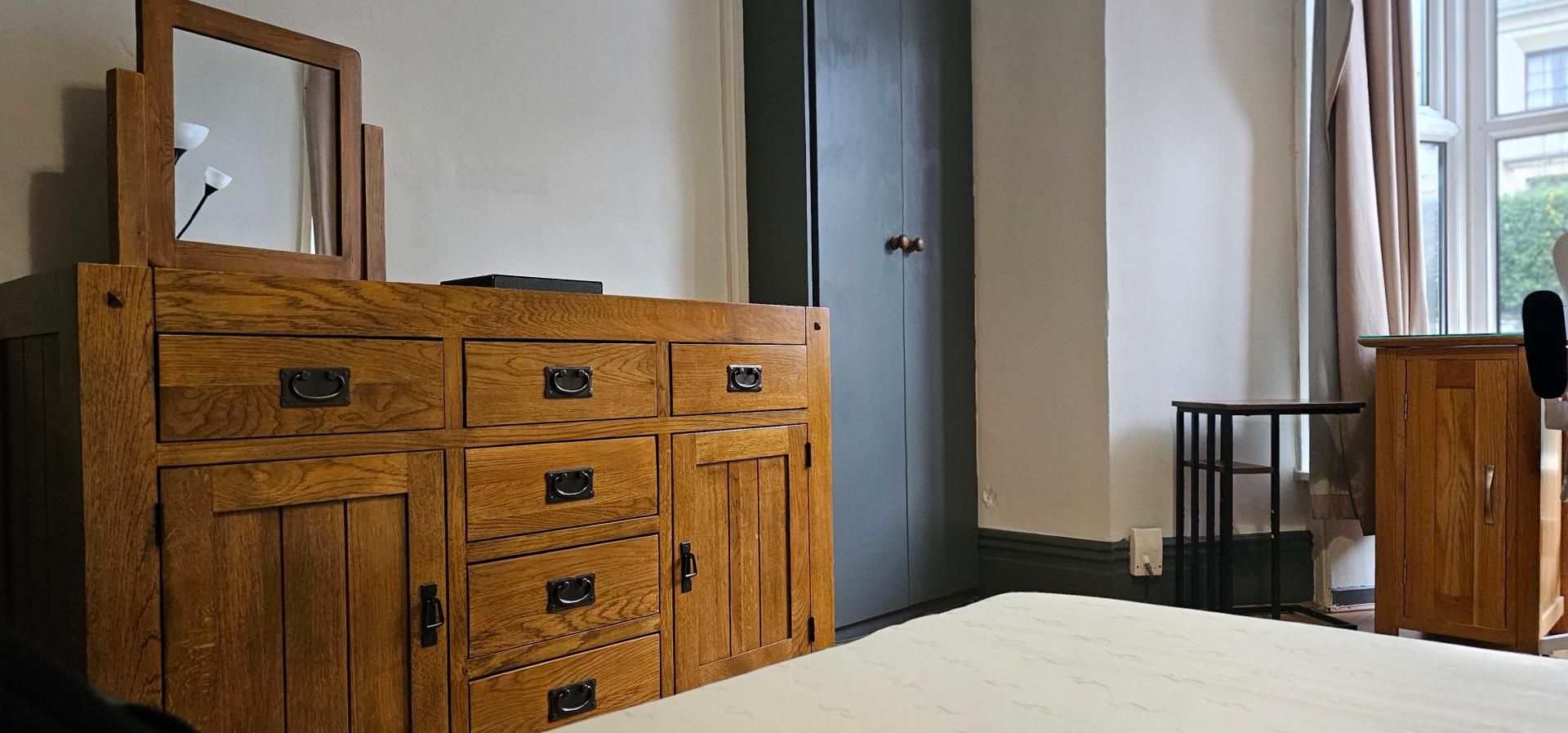 Room King Edward Road in Swansea