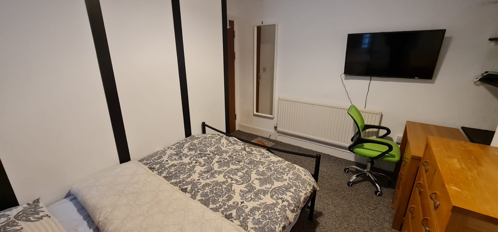 Room King Edward Road in Swansea