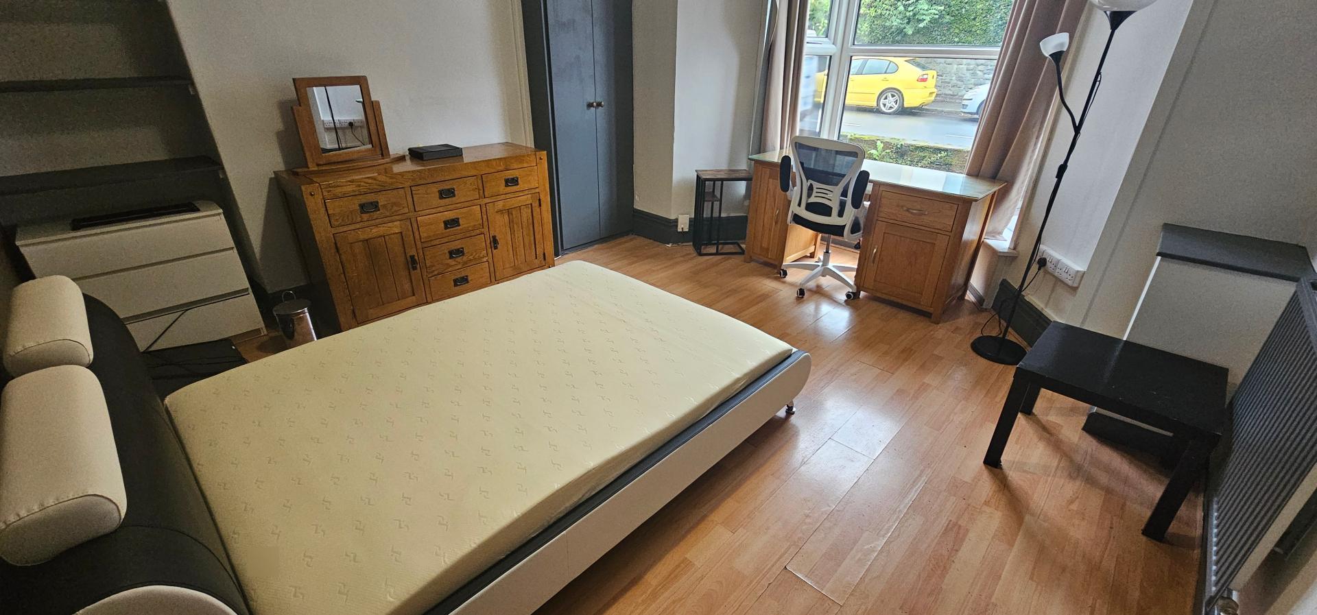 Room King Edward Road in Swansea