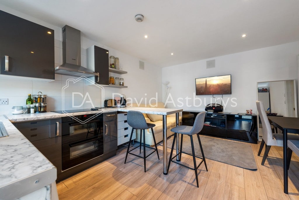 Flat Clovelly Avenue in Greater London