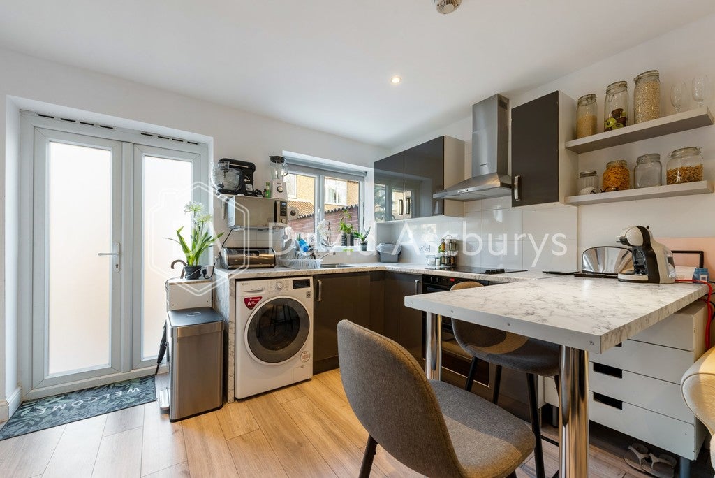 Flat Clovelly Avenue in Greater London