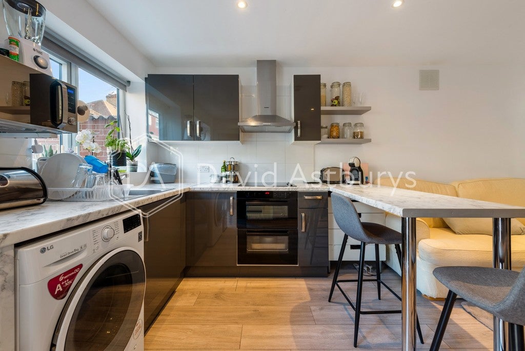 Flat Clovelly Avenue in Greater London