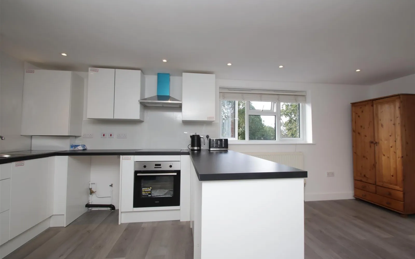 Flat Central Avenue in Greater London