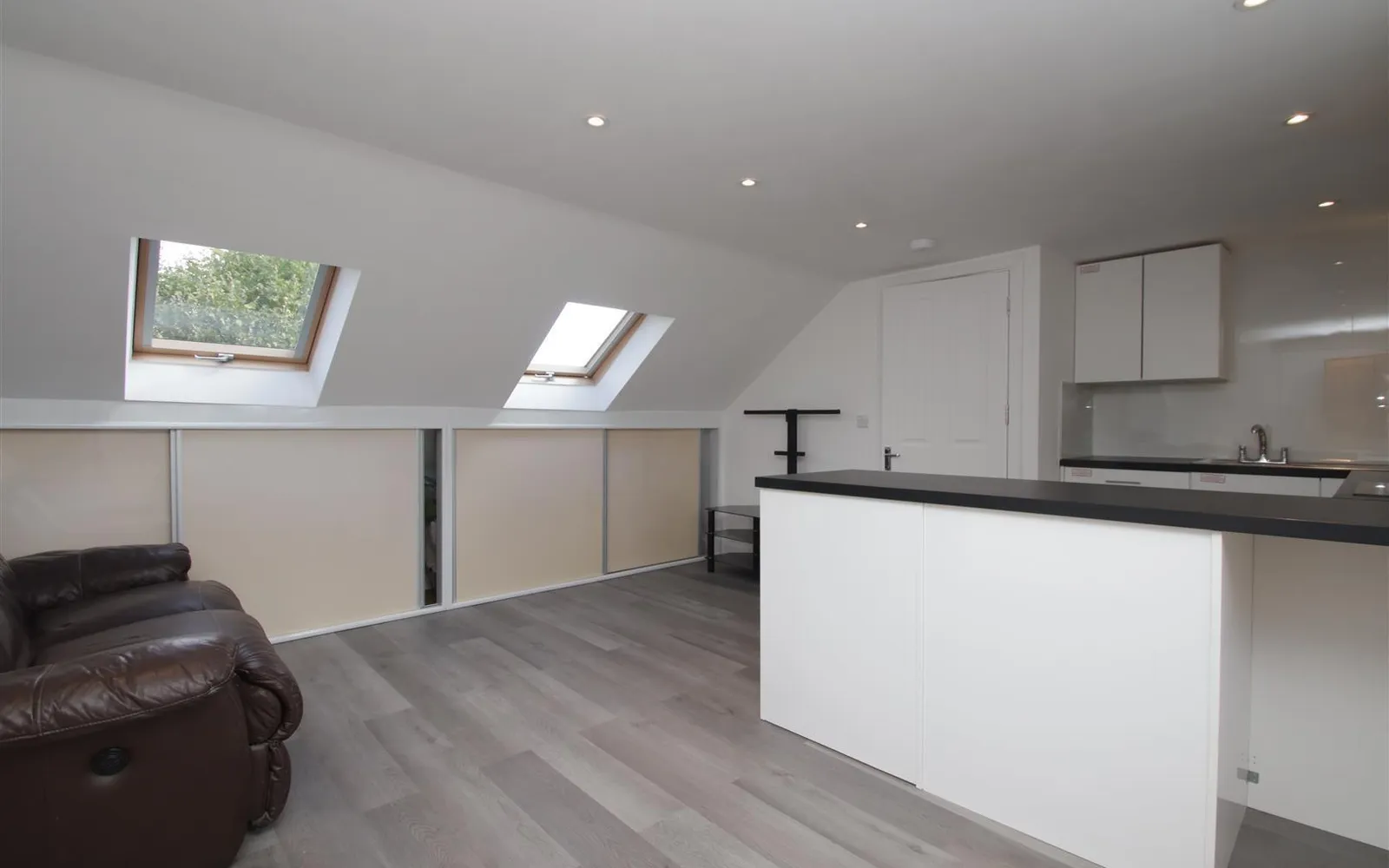 Flat Central Avenue in Greater London