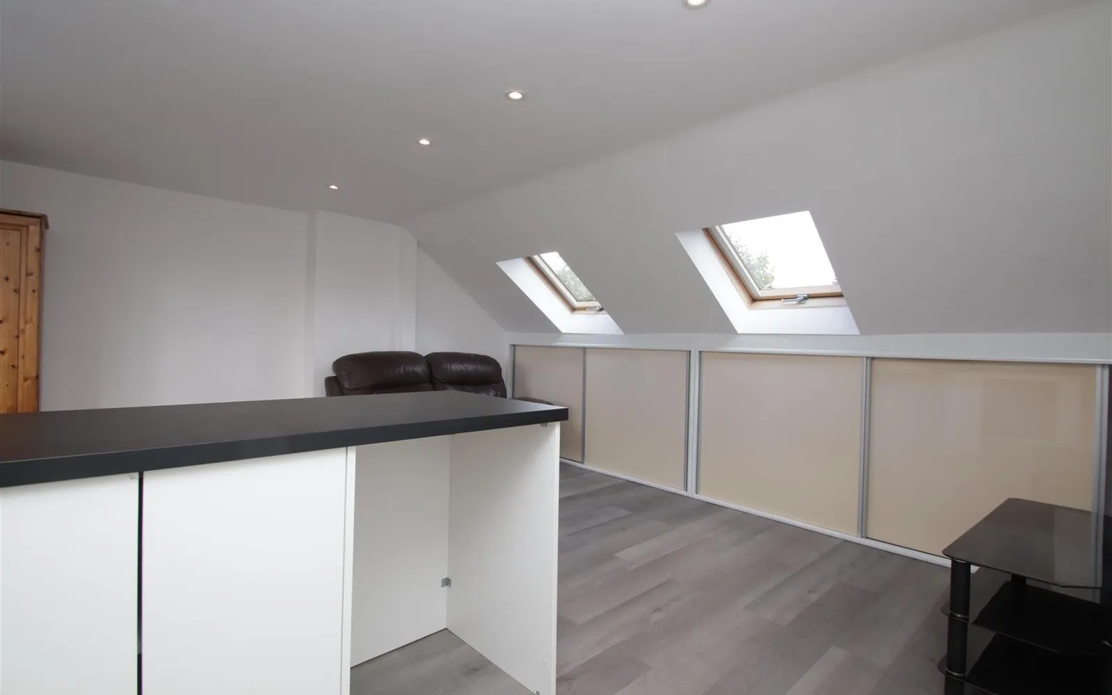 Flat Central Avenue in Greater London