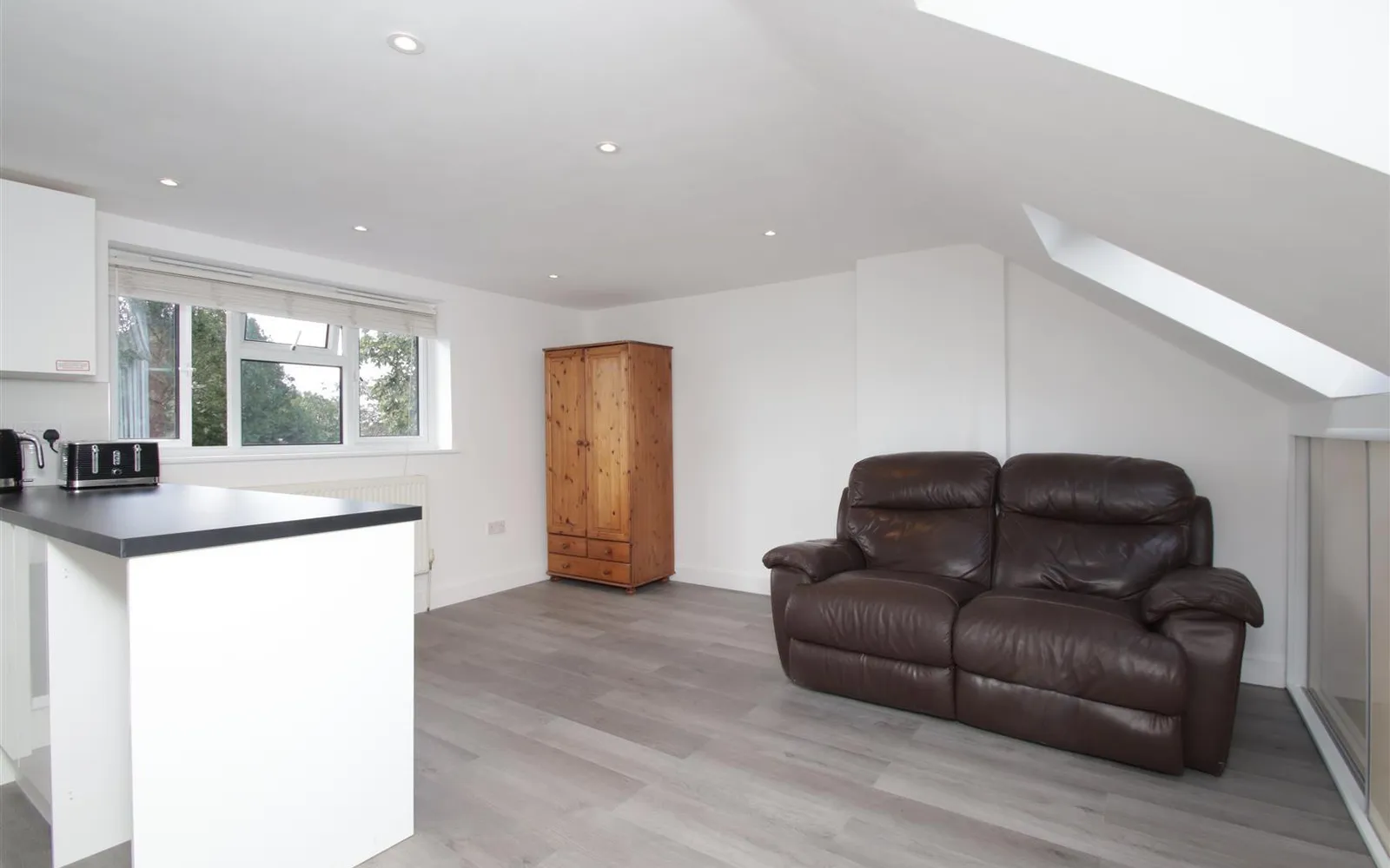 Flat Central Avenue in Greater London