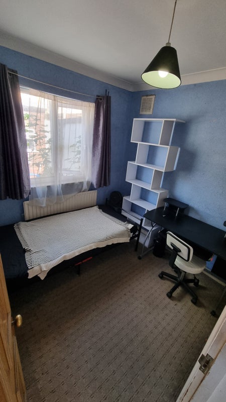 Room Valnay Street in Greater London