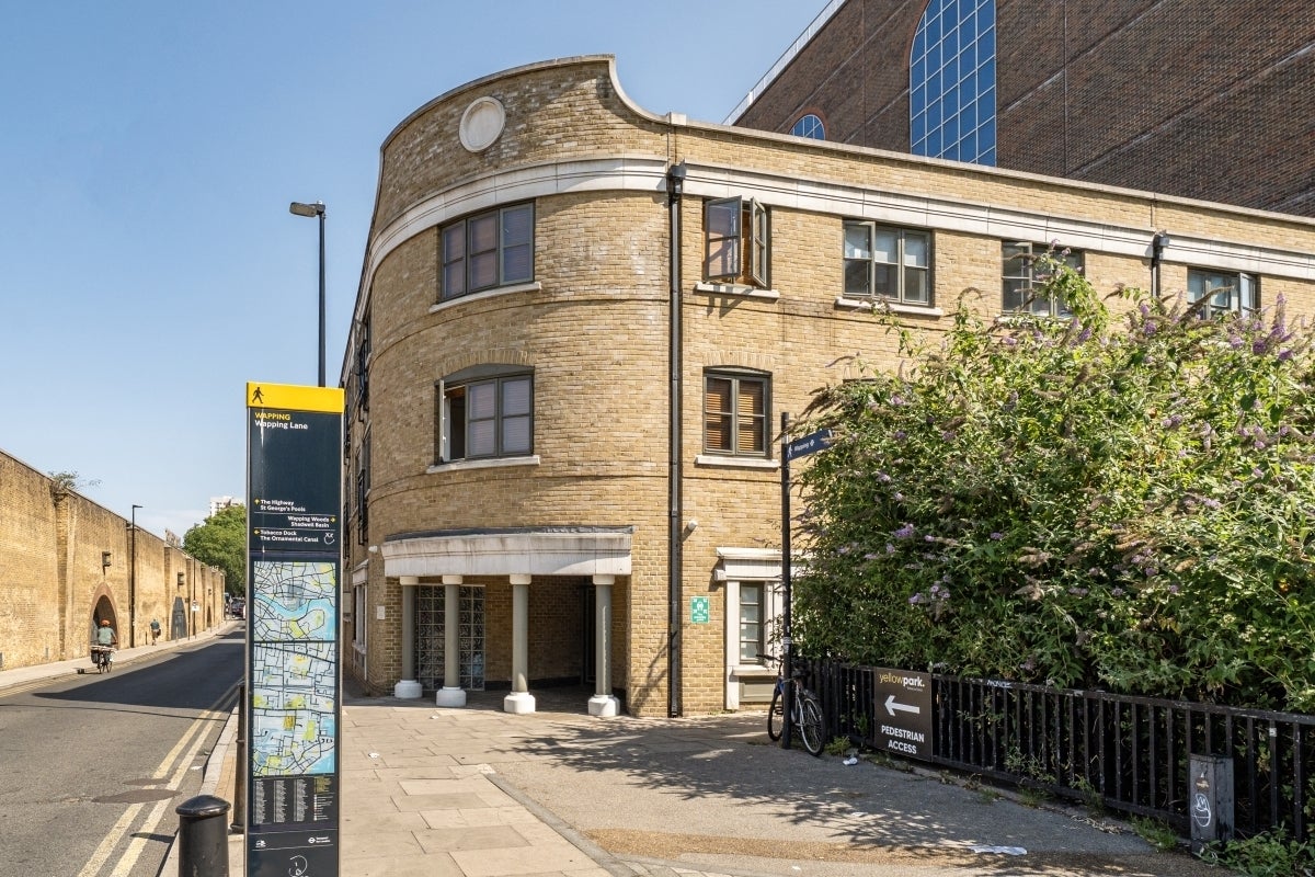 Flat Wapping Lane in Greater London