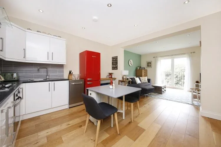 Flat Wellington Gardens in Greater London