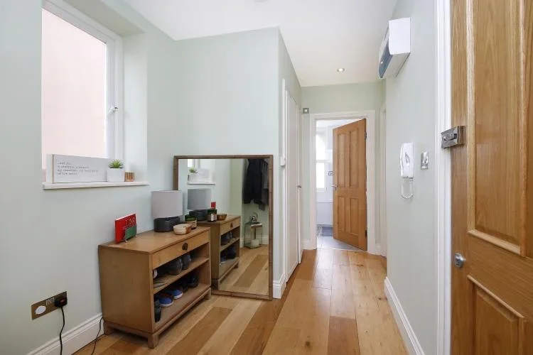 Flat Wellington Gardens in Greater London