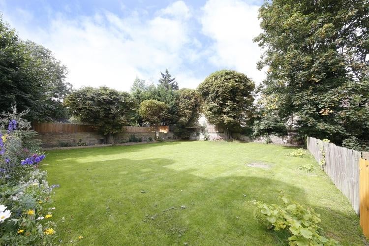 Flat Wellington Gardens in Greater London