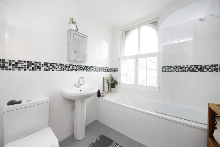 Flat Wellington Gardens in Greater London
