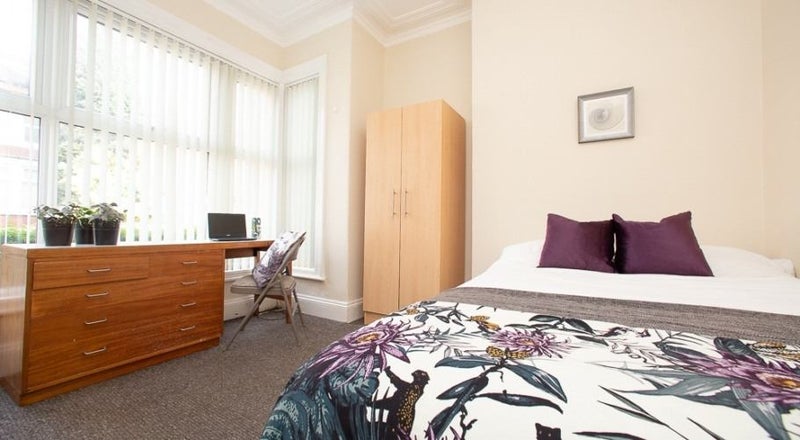 Room Headingley Avenue in Leeds