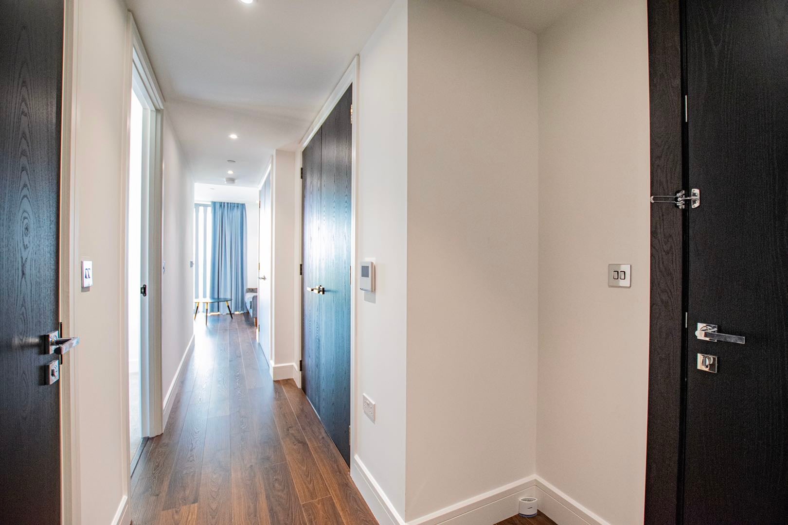 Flat Piazza Walk in Greater London