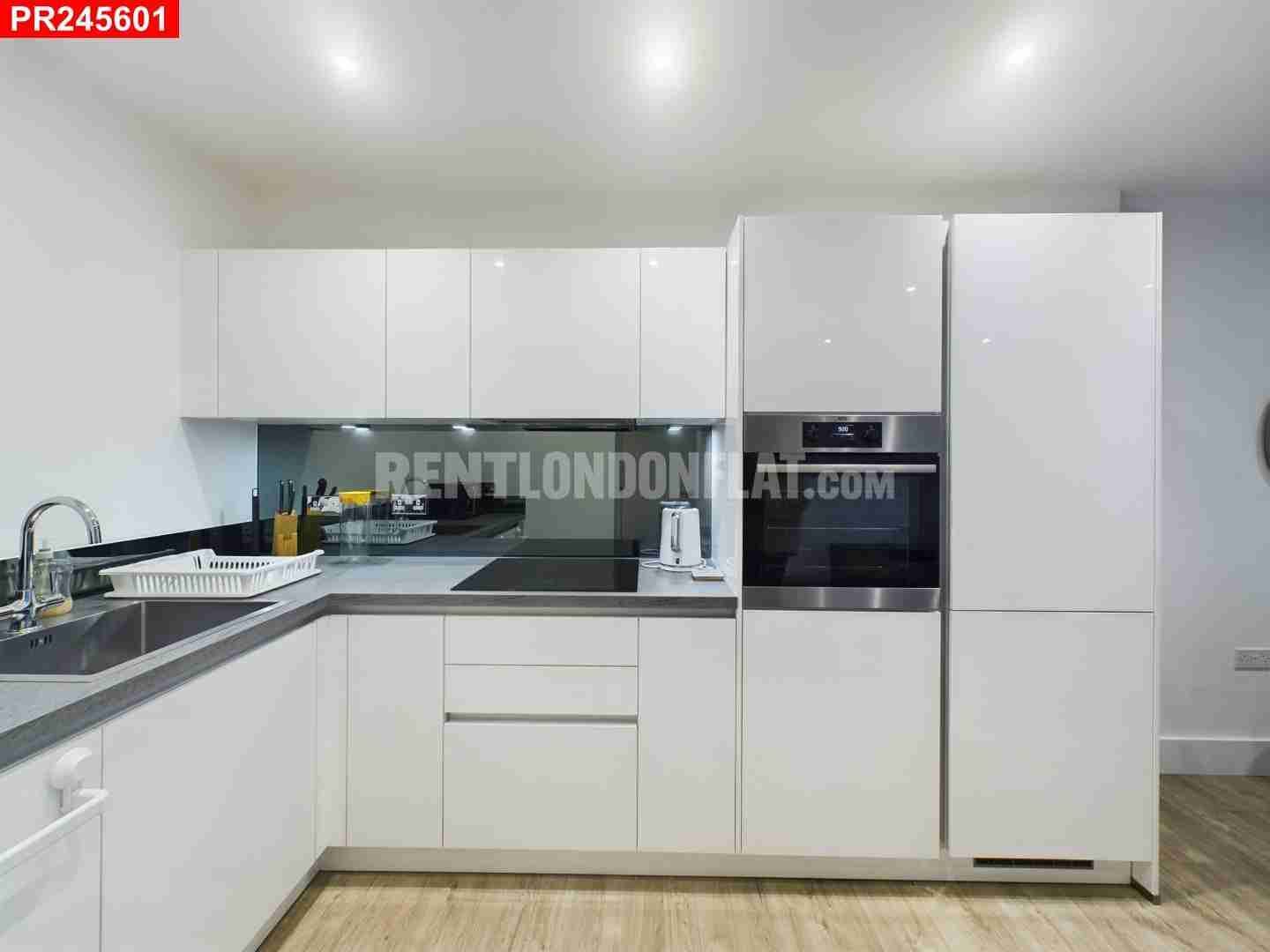 Flat Fairfield Avenue in Borough of Spelthorne