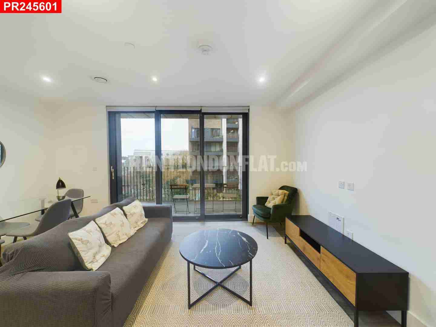 Flat Fairfield Avenue in Borough of Spelthorne
