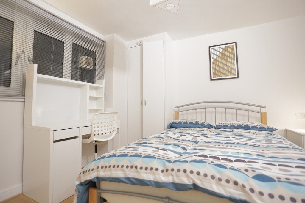 Room Windmill Lane in Greater London