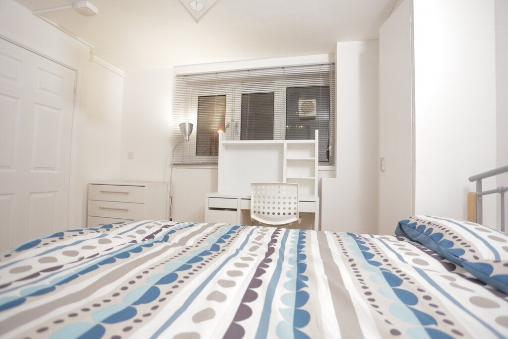 Room Windmill Lane in Greater London