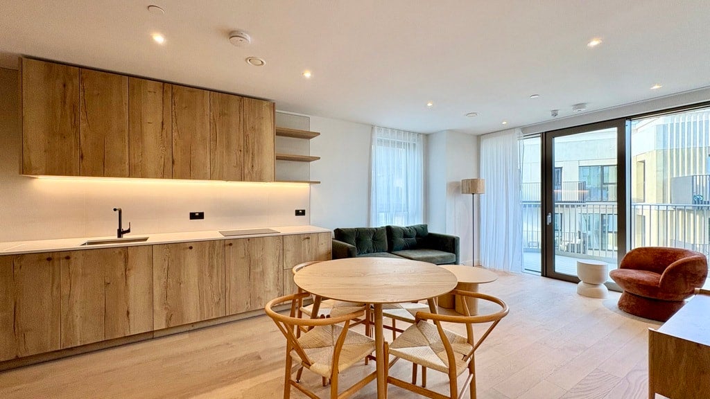 Flat Bodley Way in Greater London