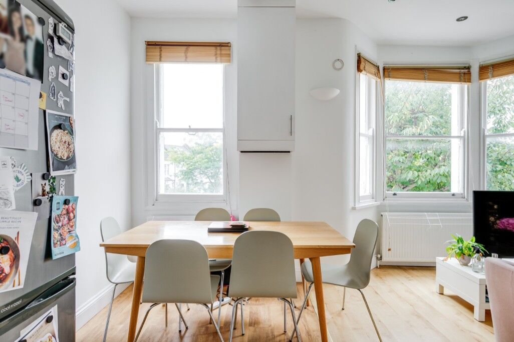 Flat Ingham Road in Greater London