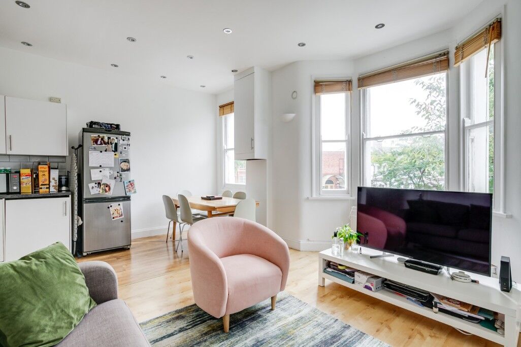 Flat Ingham Road in Greater London