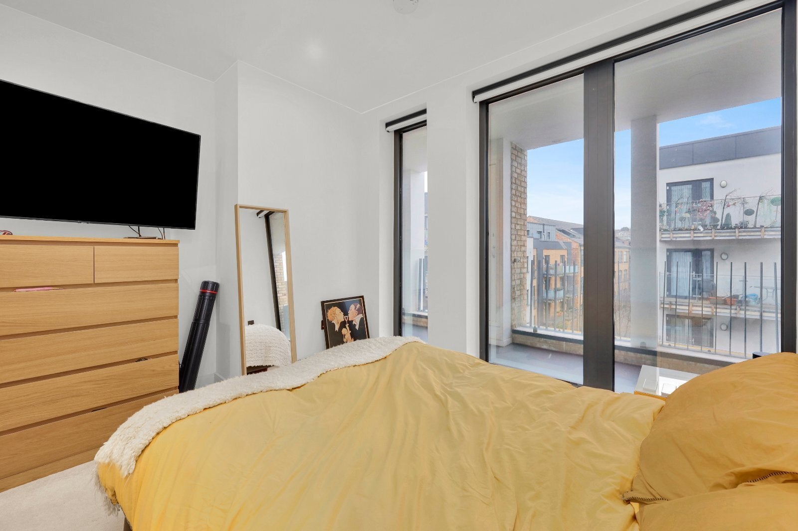 Flat Fairbridge Road in Greater London