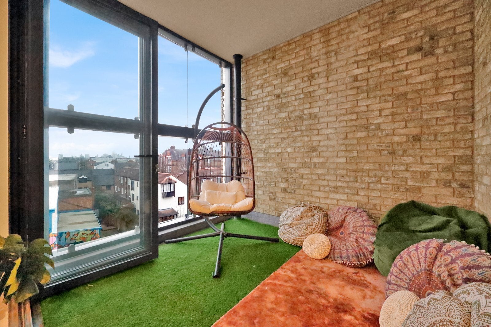Flat Fairbridge Road in Greater London