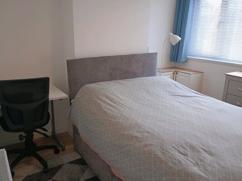 Room Francis Road in Salford