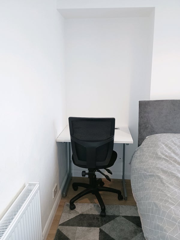 Room Francis Road in Salford