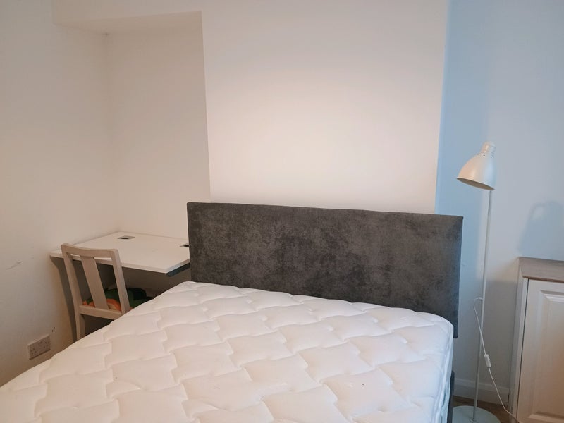 Room Francis Road in Salford