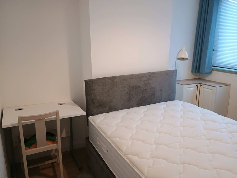 Room Francis Road in Salford
